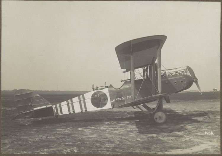 interned English bomber type De Havilland Airco DH.9 de (registration H433, ex B7620 "A") on Soesterberg, with the Dutch orange markings